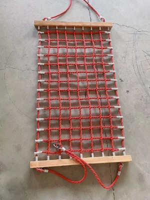 매달리는 로프와 빨간색 놀이터 아이들 둔덕 150cmx80cm